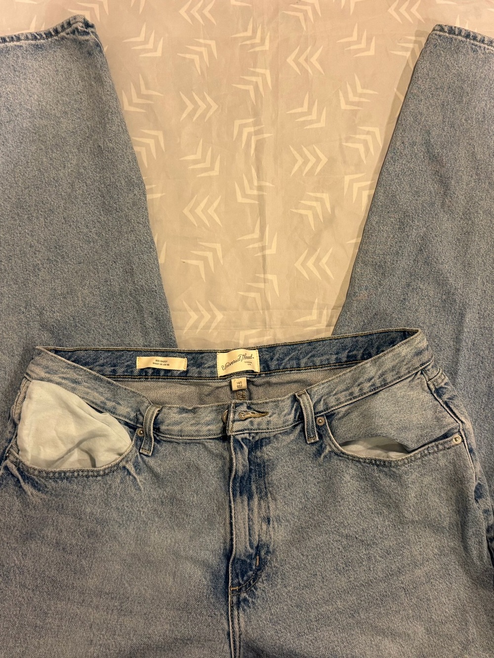Universal Thread Light Wash Straight Leg Jeans
